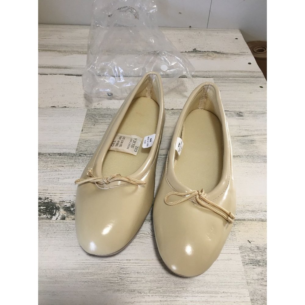 Beige ballerina flat shoe size 9 NWT